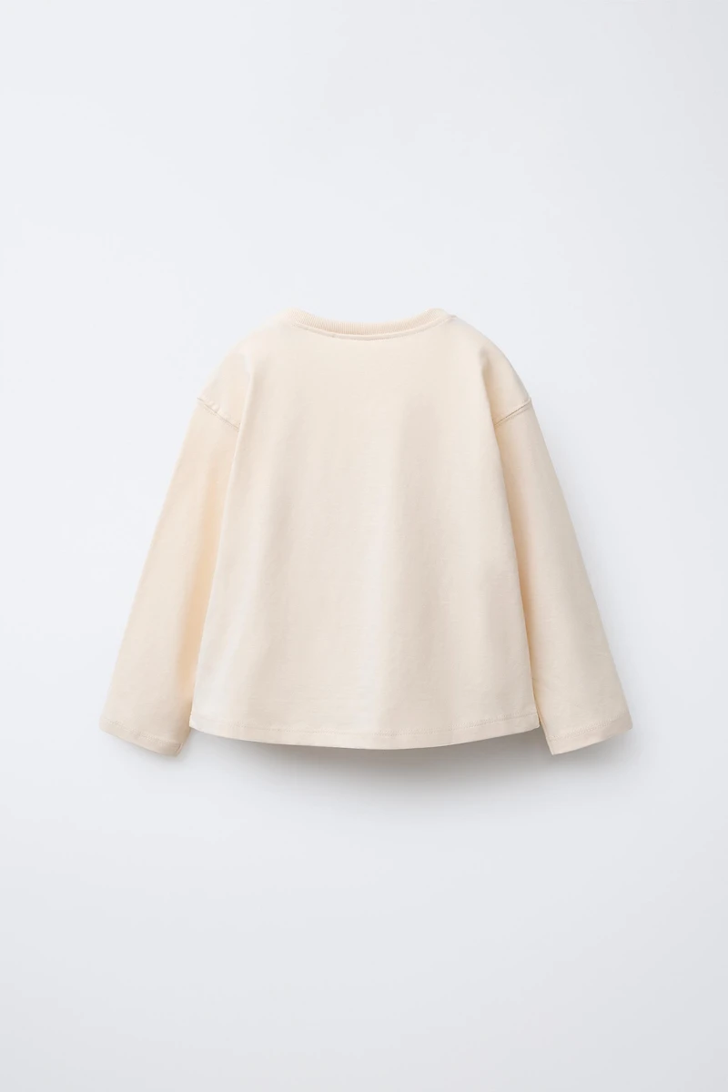 T-SHIRT AVEC INSCRIPTION FLOQUÉE