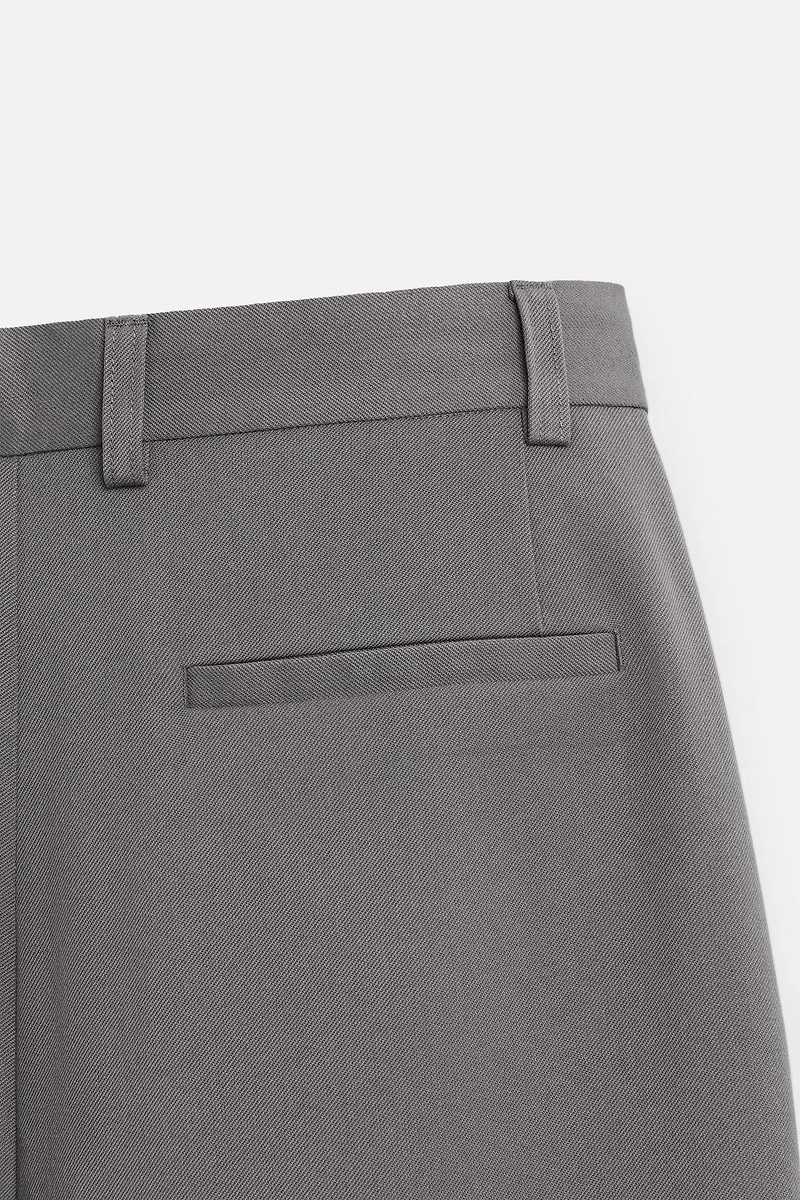 PLEATED RELAXED FIT SHORTS