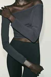 T-SHIRT ÉPAULES DÉNUDEES