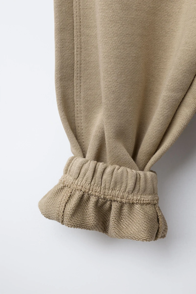 LOT DE DEUX PANTALONS JOGGING EN MOLLETON AVEC ÉTIQUETTE