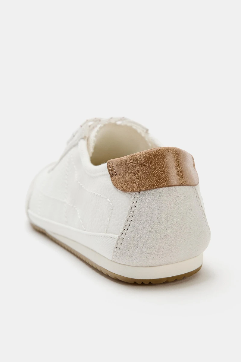 BASKETS DERBYS AVEC DÉTAIL AU TALON