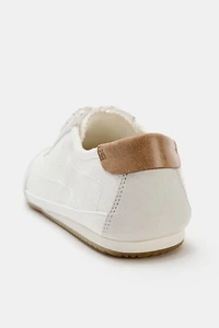 BASKETS DERBYS AVEC DÉTAIL AU TALON
