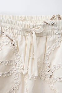 PANTALON DROIT FLEURS BRODÉES