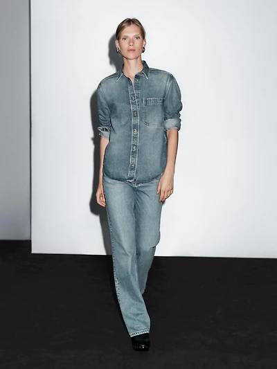 Loose-fitting denim shirt with pockets