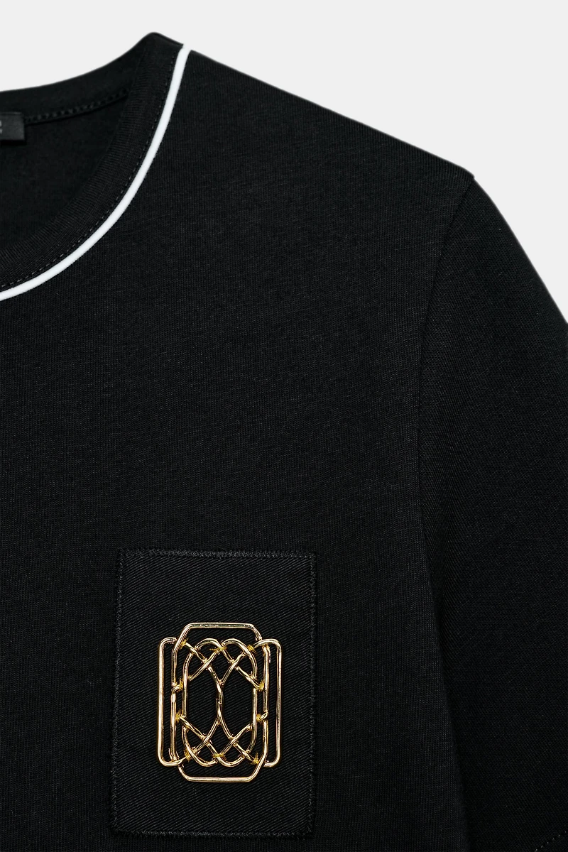BROOCH DETAIL T-SHIRT