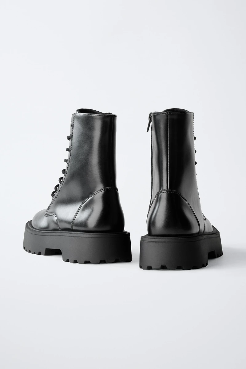BOTTINES À LACETS
