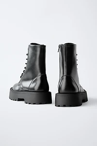 BOTTINES À LACETS