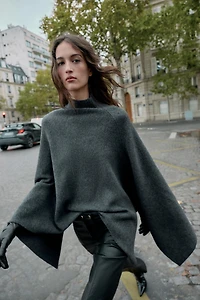 CAPE EN MAILLE À COL MONTANT