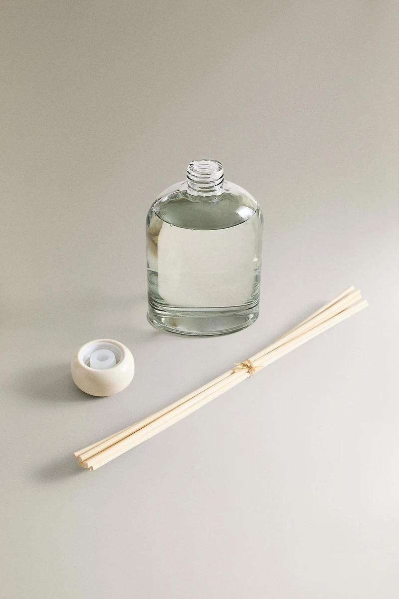 (8.45 oz) ÉCLAT DE LYS SCENTED REED DIFFUSER