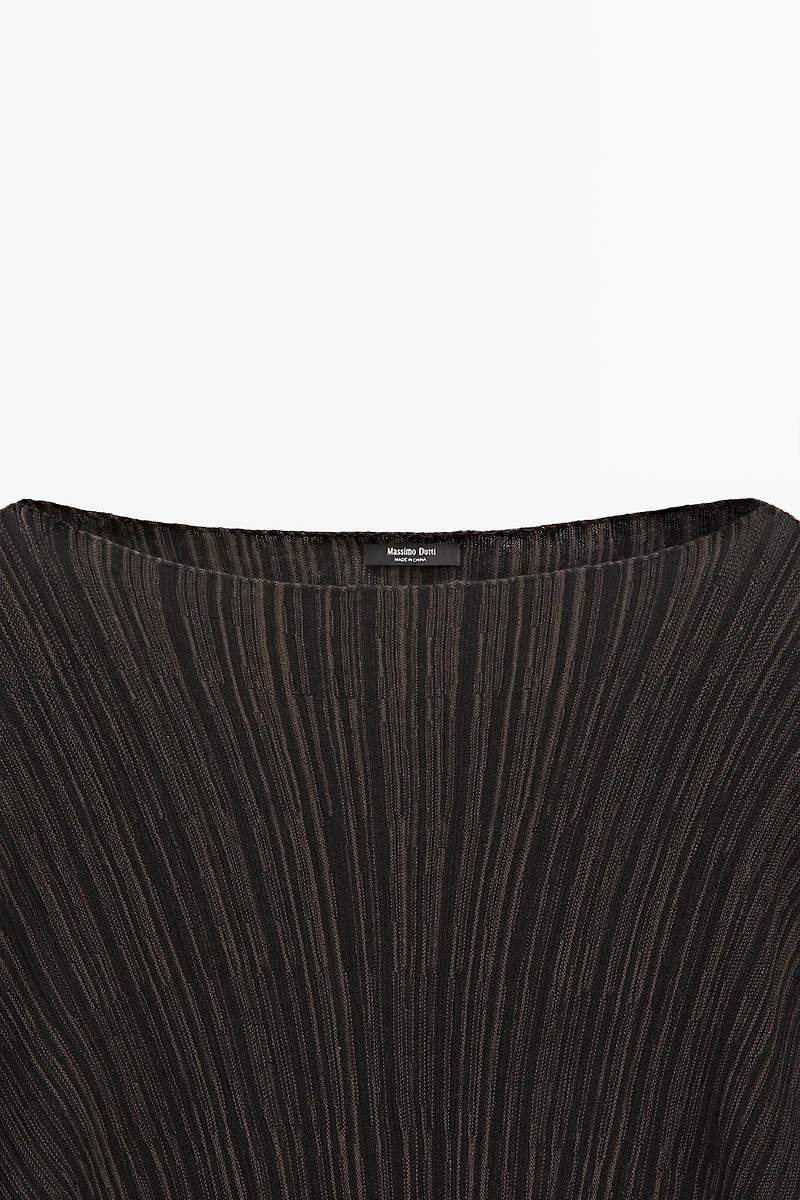 Total look pleated top with striped detail