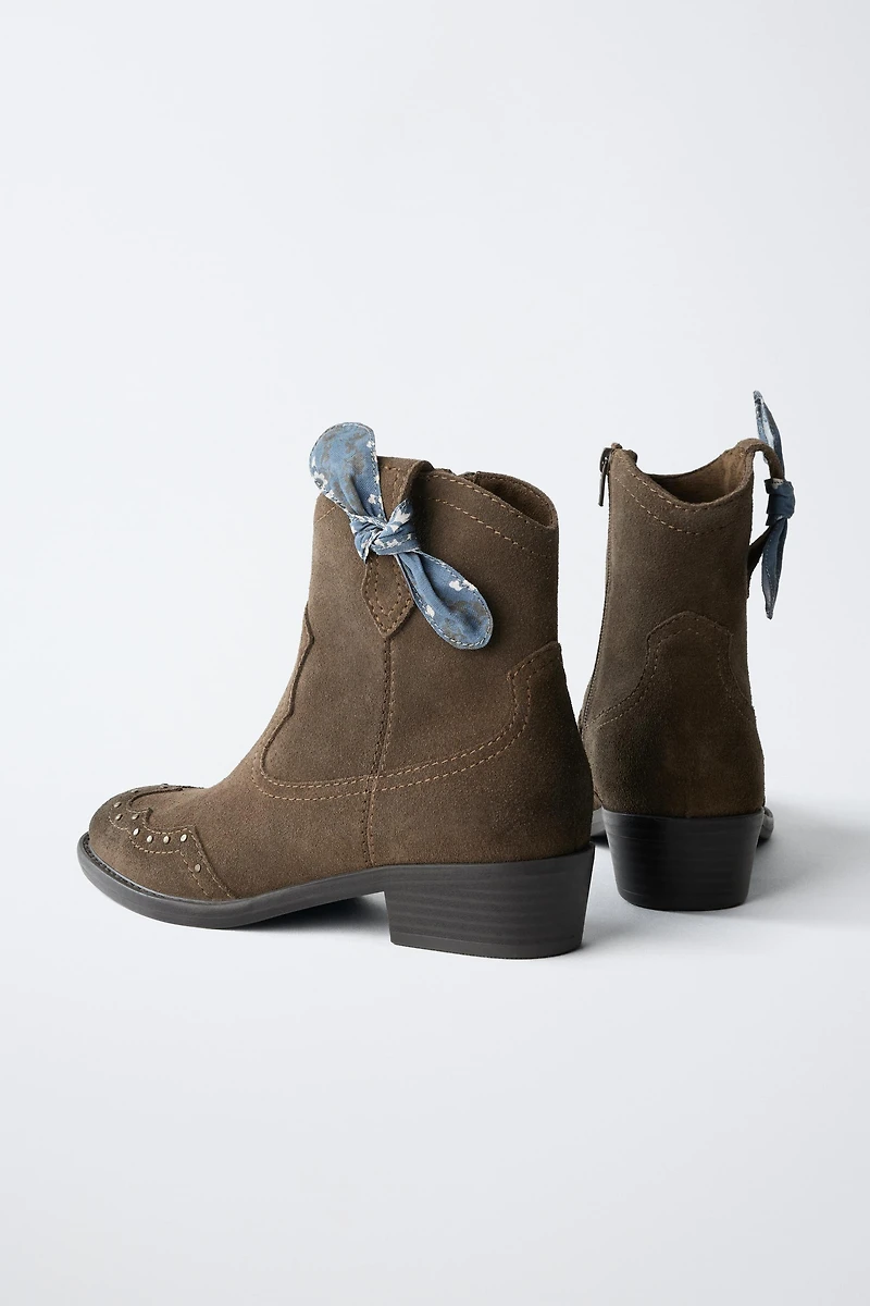 BOTTINES EN CUIR À CLOUS ET BANDANA