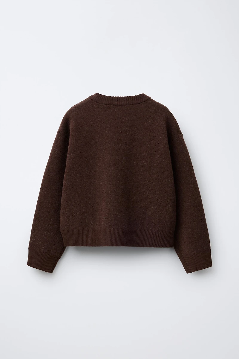 PULL EN MAILLE À LOSANGES ET NŒUDS