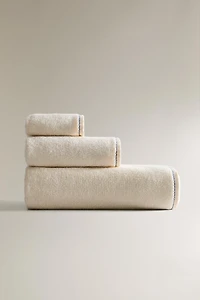 BATH TOWEL WITH SCALLOPED TOPSTITCHING