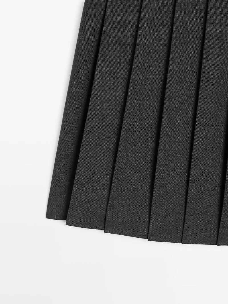 Jupe courte plissée taille large
