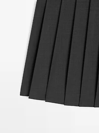 Jupe courte plissée taille large