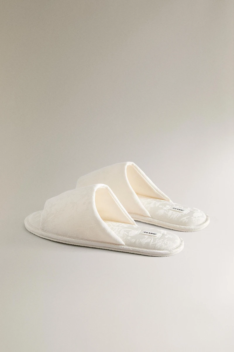 JACQUARD SLIDES