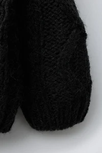 CHUNKY KNIT SWEATER