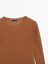 100% cotton T-shirt with neck detail