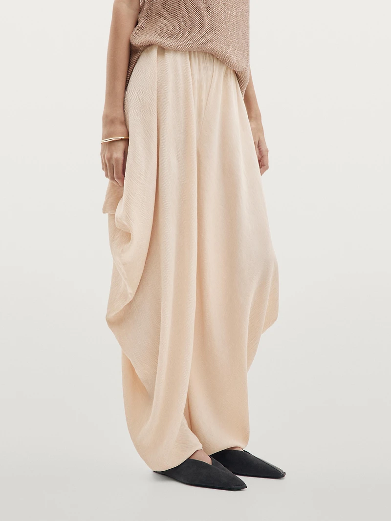 Flowing voluminous trousers