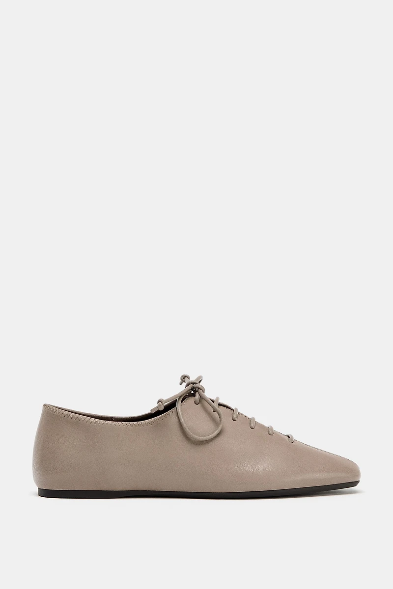 LOW-HEEL LEATHER LACE-UP SHOES