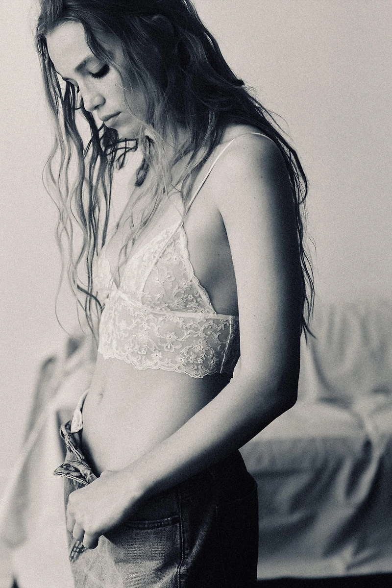 EMBROIDERED LACE BANDEAU BRALETTE