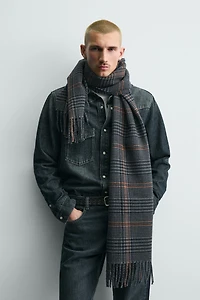 CHARPE À CARREAUX ET FRANGES