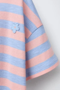 T-SHIRT À RAYURES AVEC PIÈCE FLEURIE