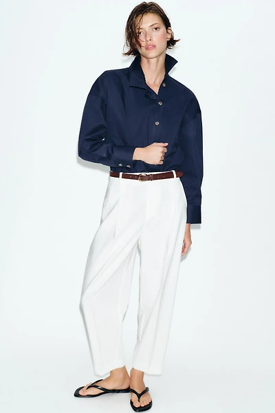 PANTALON À PINCES ET CEINTURE