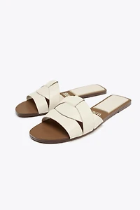 FLAT CROSSED LEATHER SANDALS
