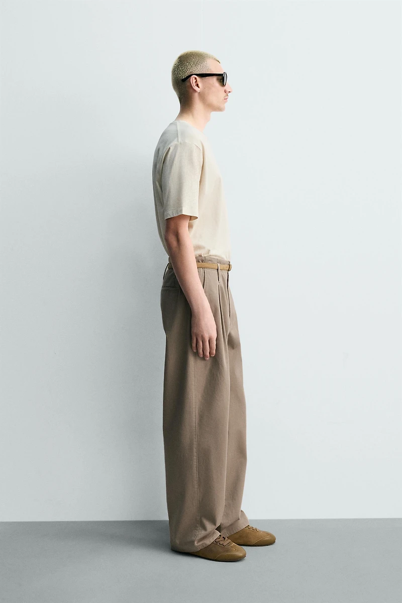 PANTALON CHINO À PLIS
