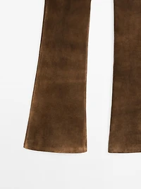 Pantalon flare en cuir finition daim