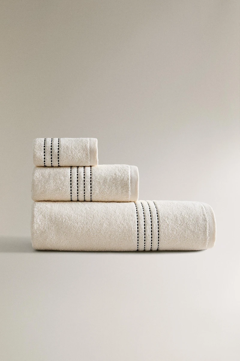 SERVIETTE DE BAIN SURPIQÛRE CONTRASTANTE