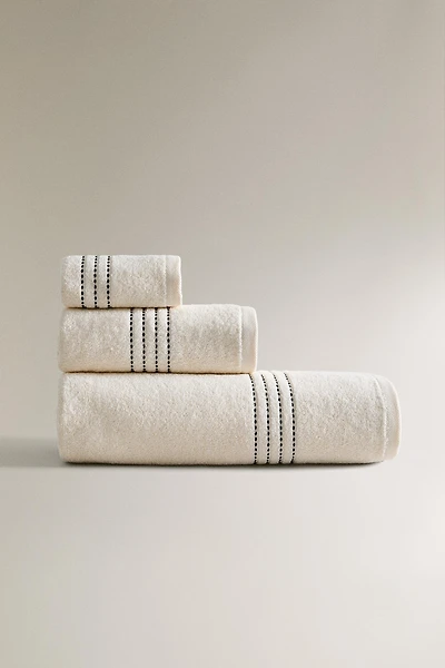 SERVIETTE DE BAIN SURPIQÛRE CONTRASTANTE