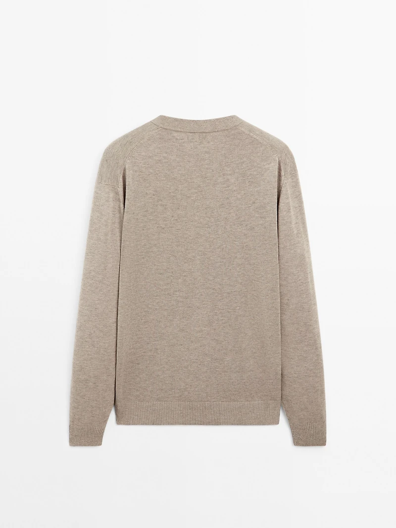 Crew neck knit sweater