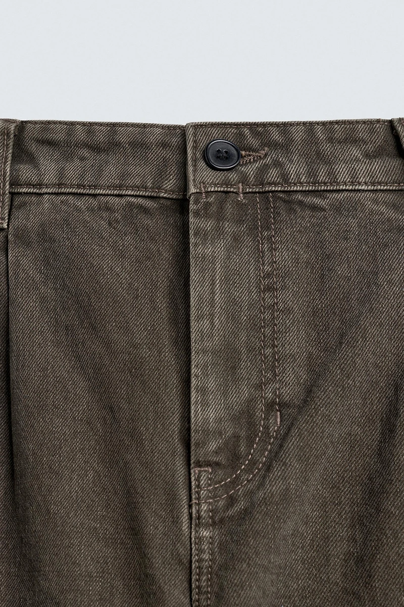 PLEATED STRAIGHT FIT JEANS