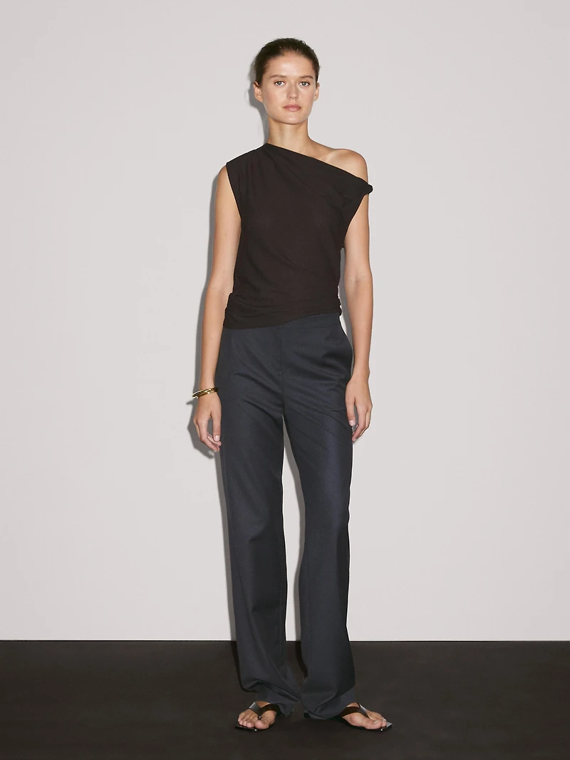 Asymmetric top with knot detail