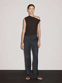 Asymmetric top with knot detail