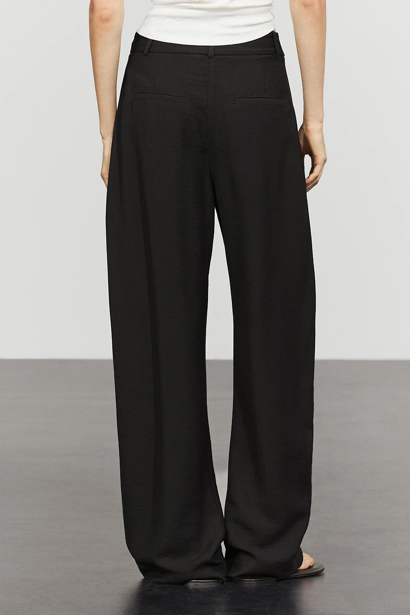 Pleated barrel fit pants