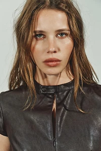 ROBE COURTE EN MATIÈRE SYNTHÉTIQUE