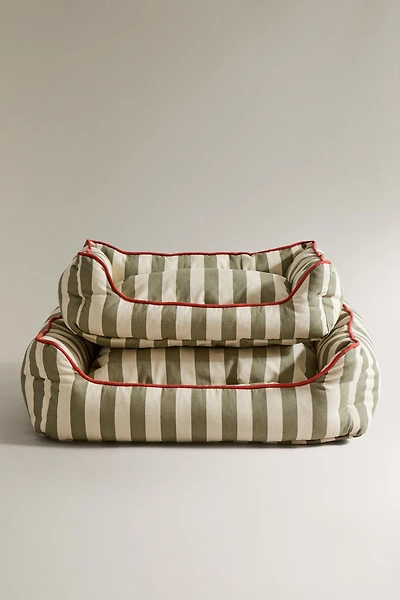 STRIPED PET BED WITH PIPING