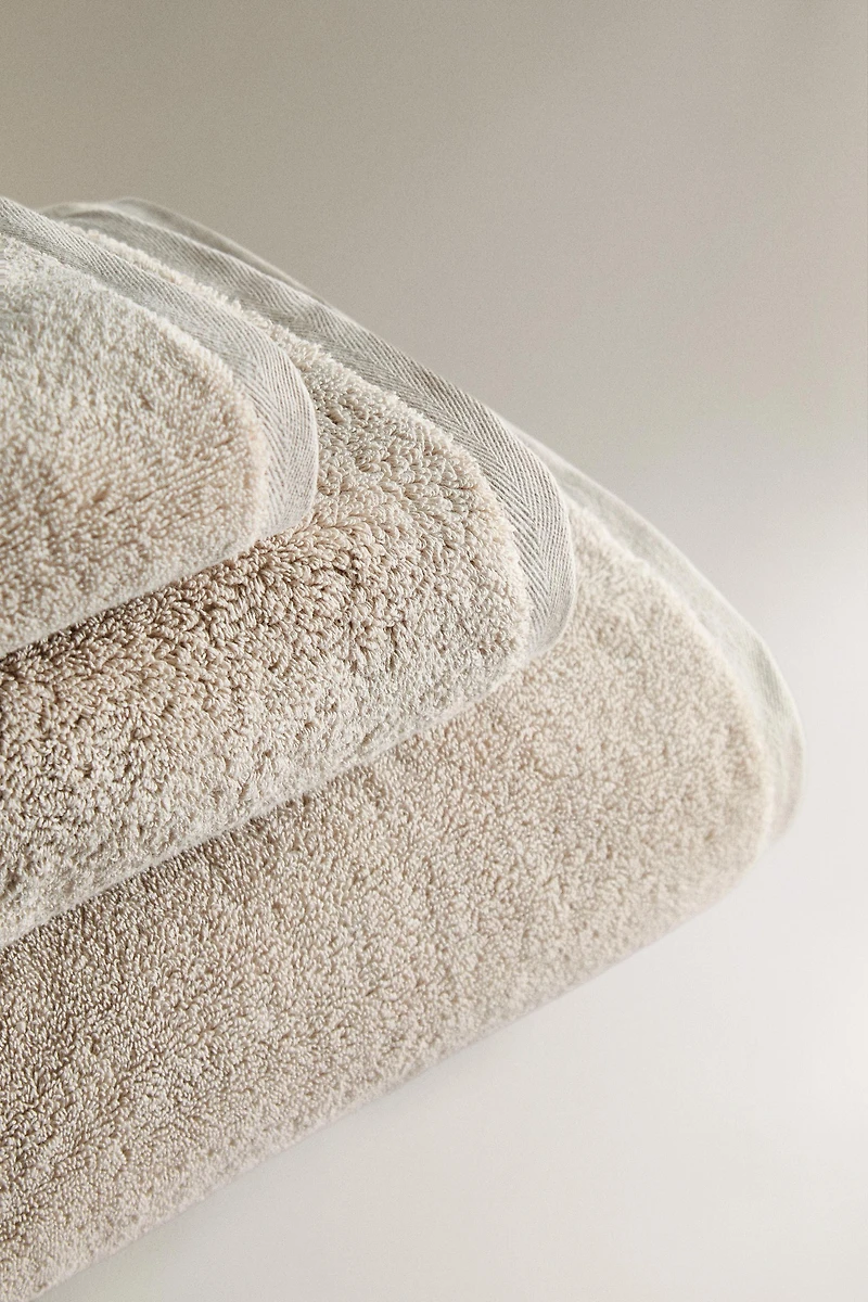 EXTRA SOFT COTTON BATH TOWEL (700 GXM²)
