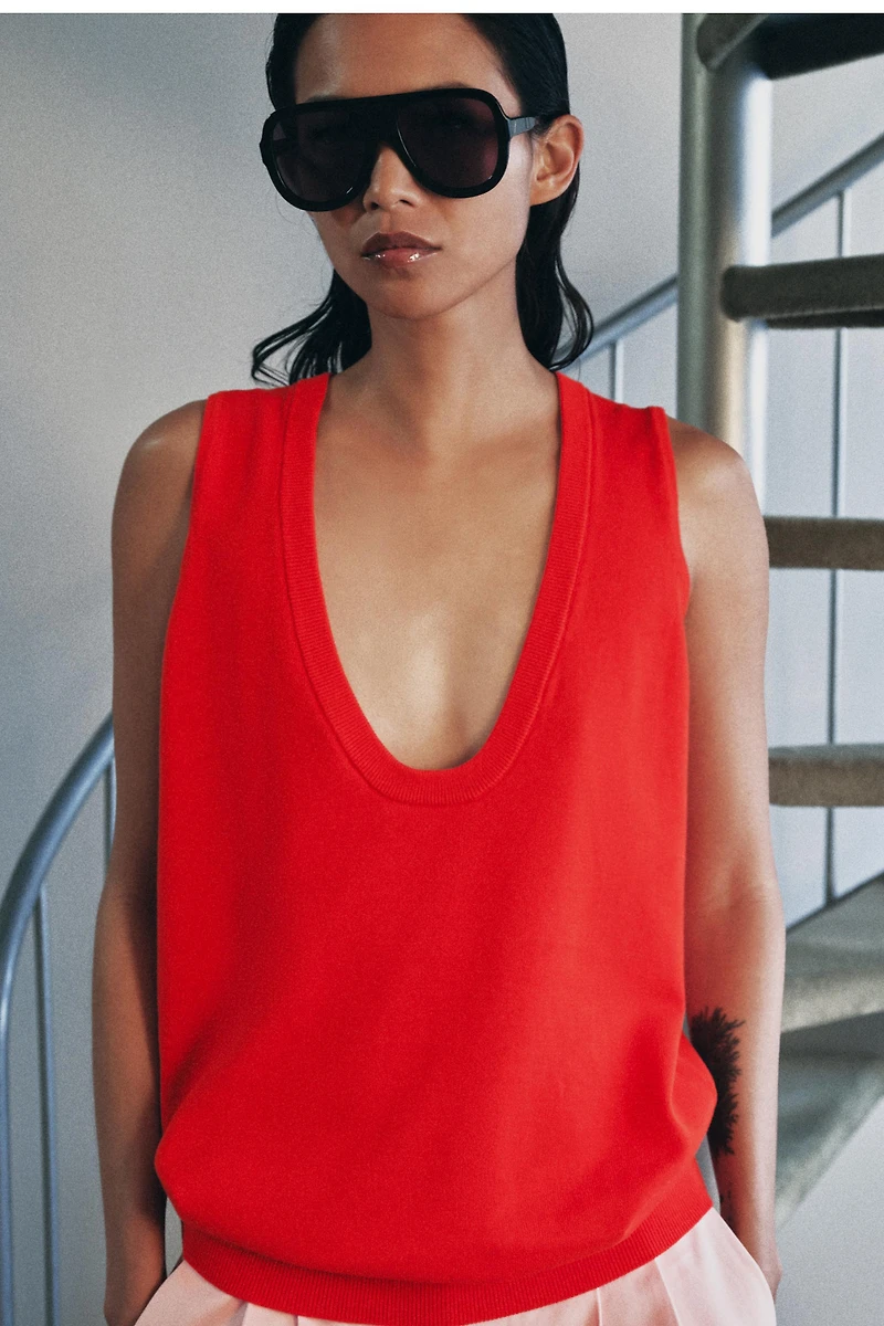 SLEEVELESS KNIT TOP