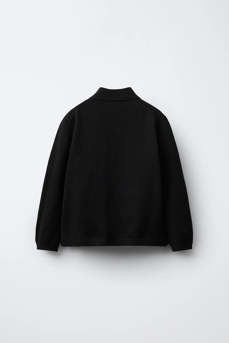 PULL EN MAILLE À COL CHEMINÉE