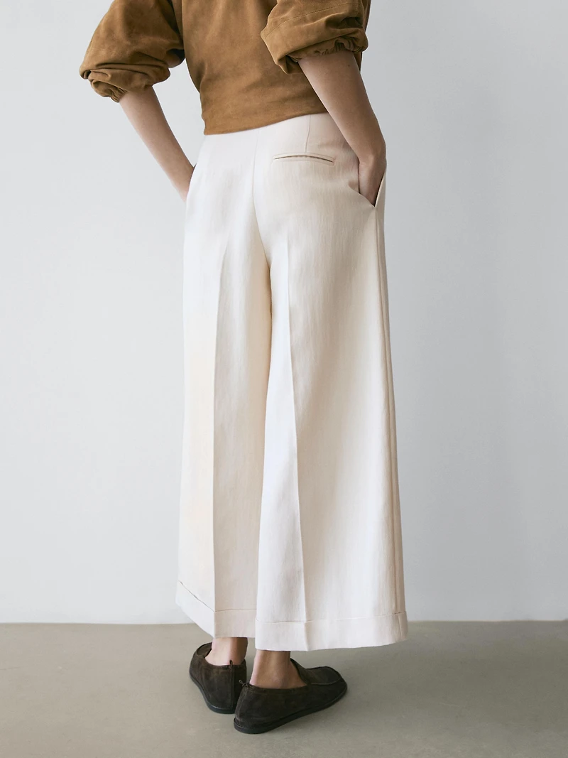 Flowing trousers with turn-up hems