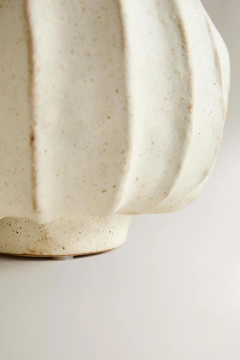 ROUND DECORATIVE CERAMIC VASE