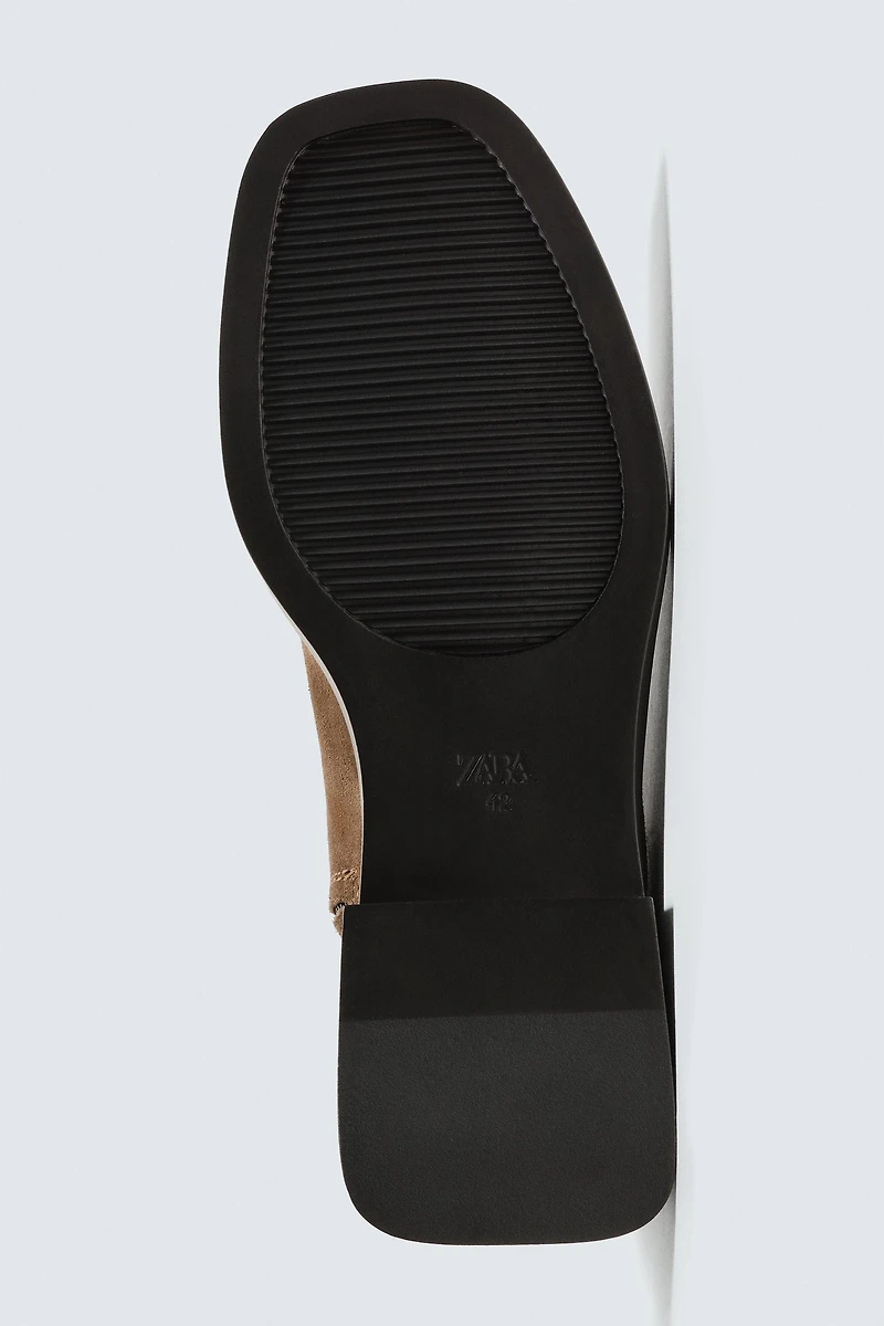 BOTTES EN CUIR SURPIQUÉES