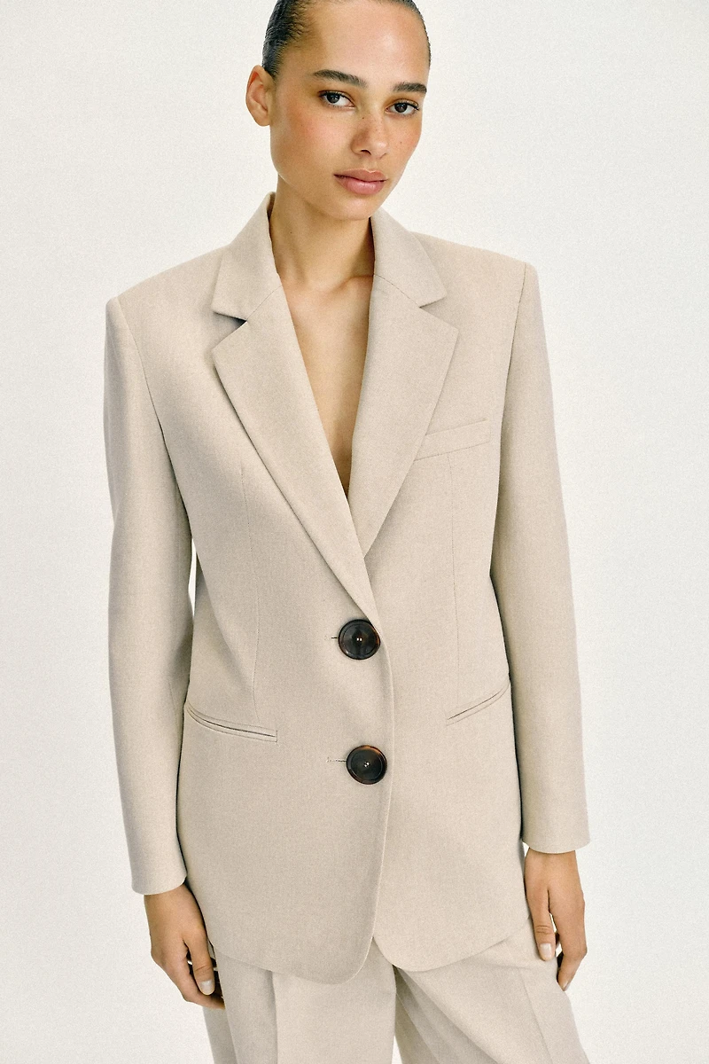 STRAIGHT CUT BLAZER WITH SHOULDER PADS AND TWO BUTTONS