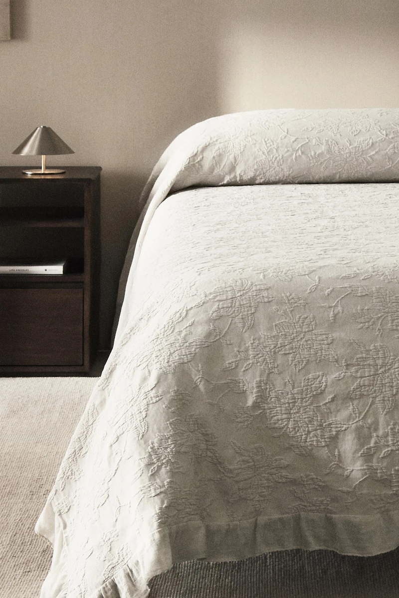 JACQUARD BEDSPREAD WITH RUFFLES