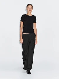 Short sleeve T-shirt with buttoned shoulders