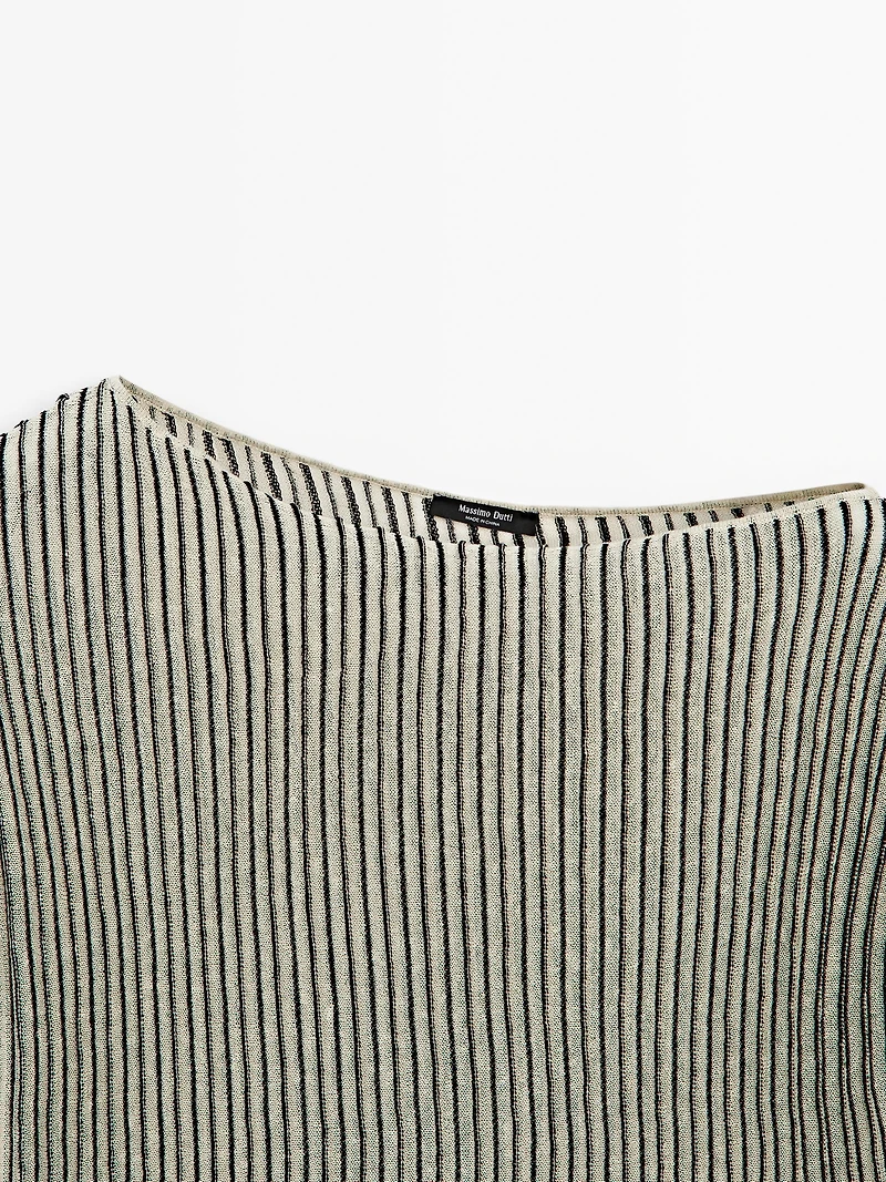 Loose-fitting pleated top with flecked detail